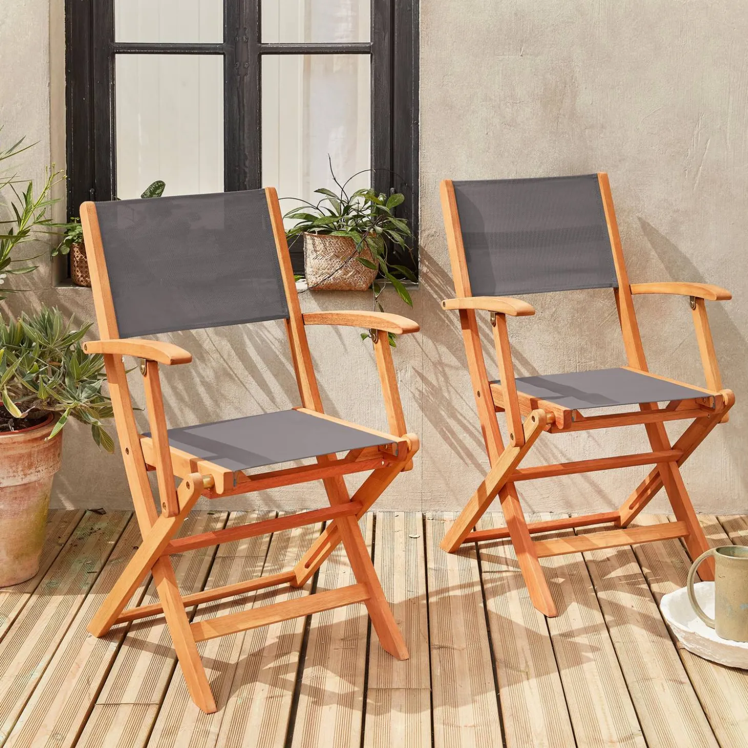 Set van twee houten armstoelen