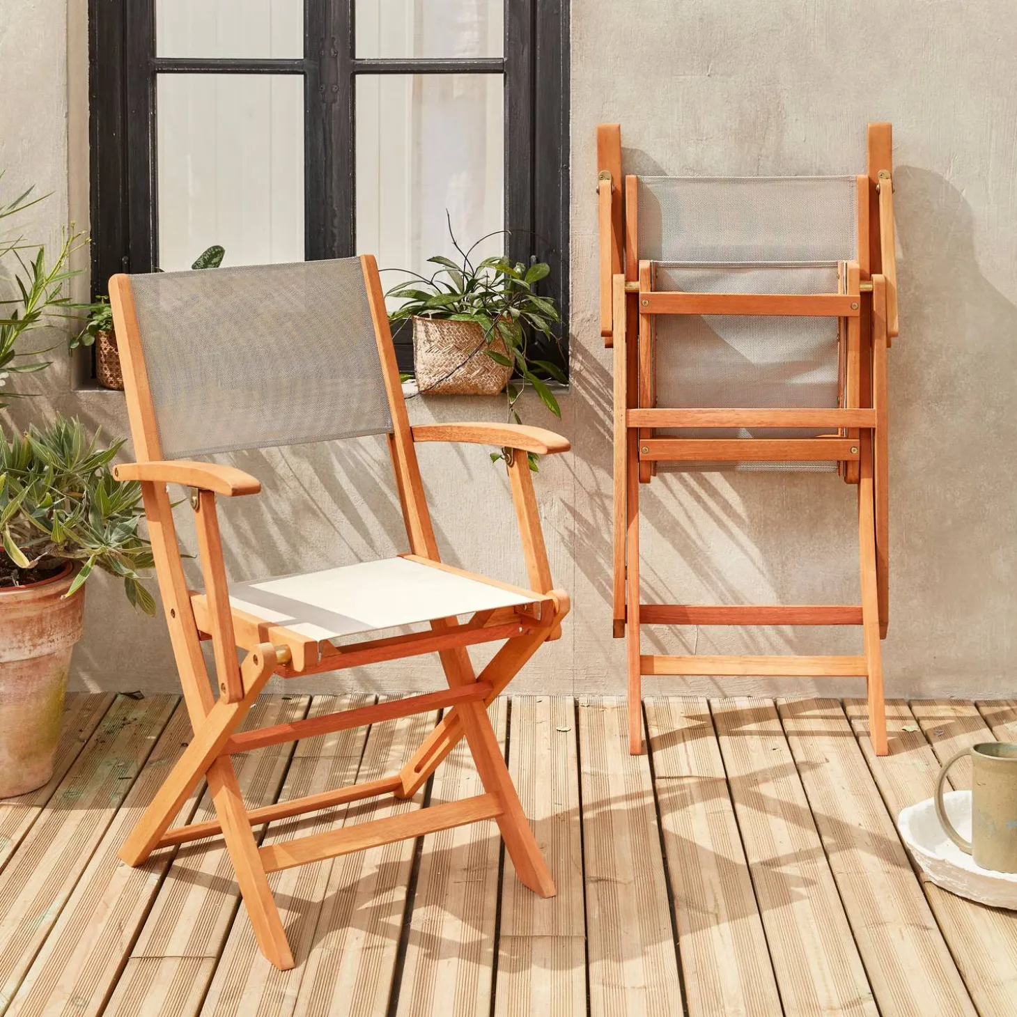 Set van twee houten armstoelen