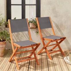 Set van twee houten klapstoelen