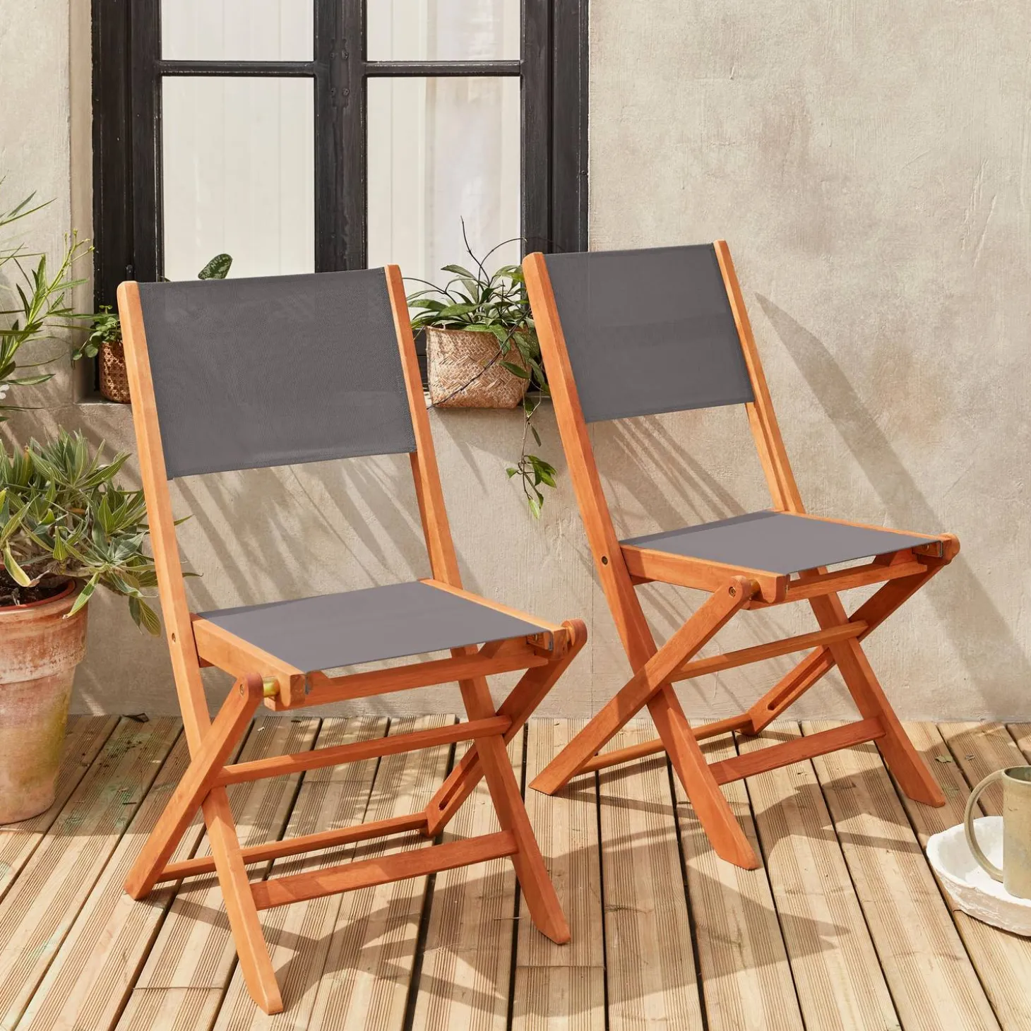 Set van twee houten klapstoelen