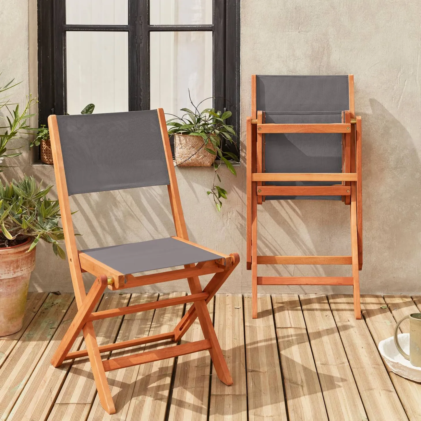 Set van twee houten klapstoelen