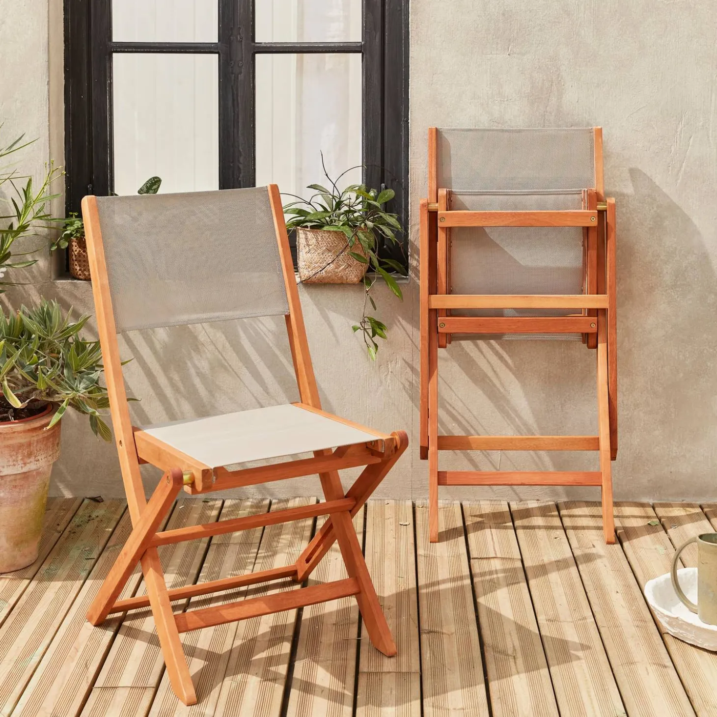 Set van twee houten klapstoelen