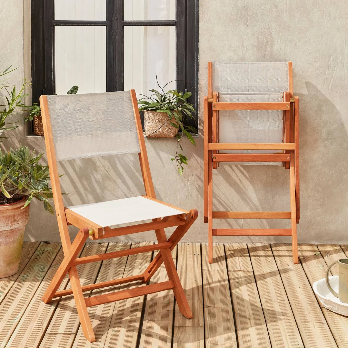 Set van twee houten klapstoelen