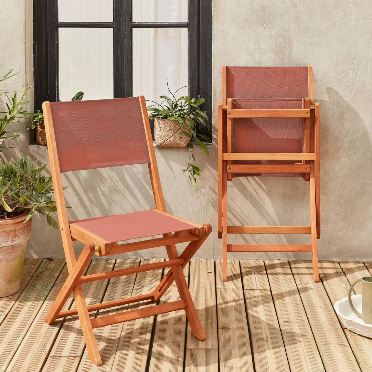 Set van twee houten klapstoelen