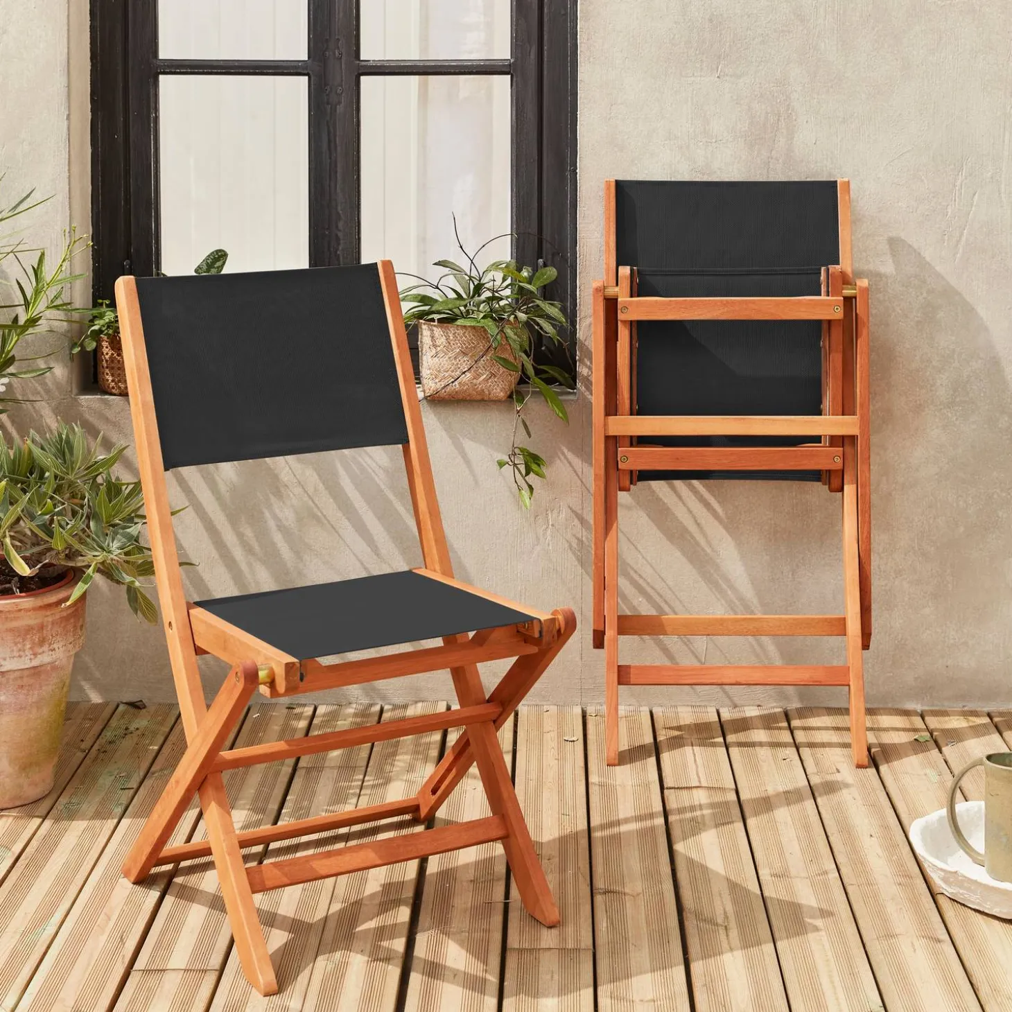 Set van twee houten klapstoelen