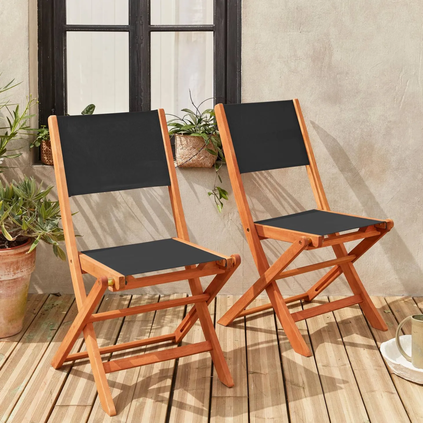 Set van twee houten klapstoelen