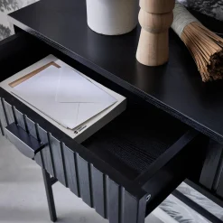 Sidetable met 2 laden en zwart gegroefd houteffect
