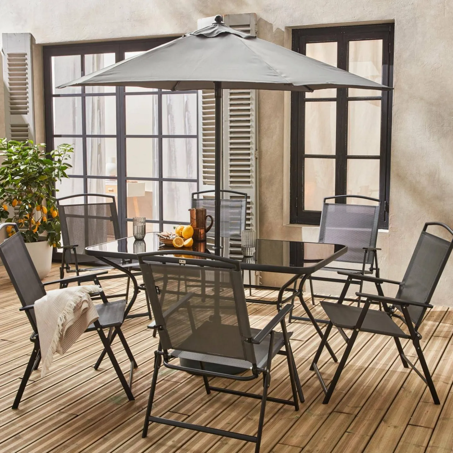 Stalen tuintafel, 6 fauteuils en 1 parasol