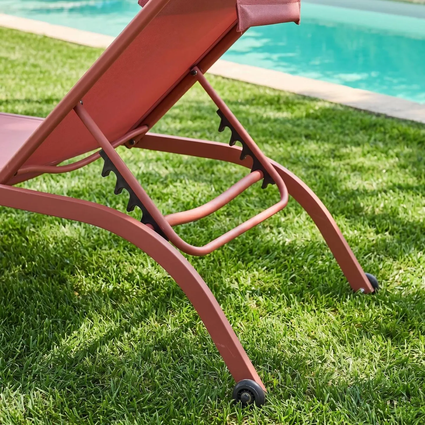 Stapelbare ligstoelen met meerdere posities, hoofdkussen en wieltjes (set van 2)