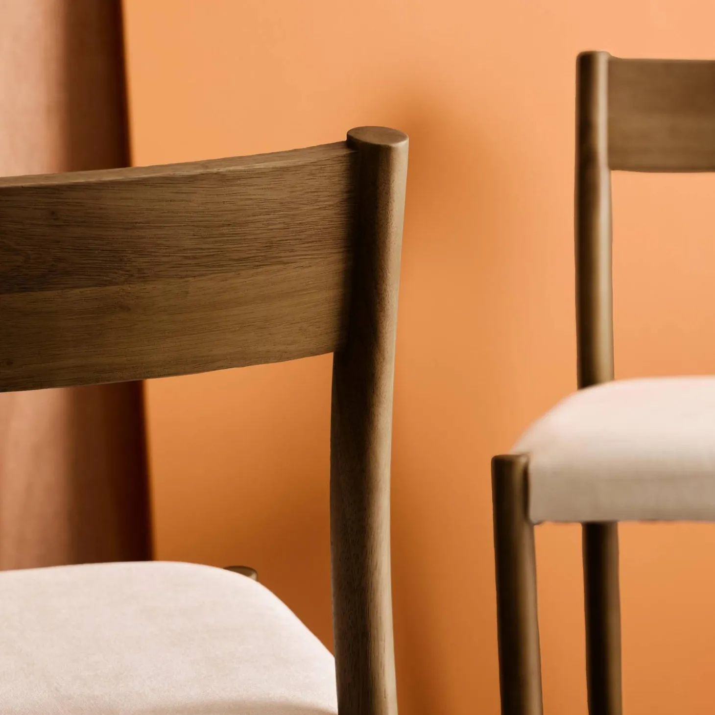 Stoelen van rubberhout en stof (set van 2)