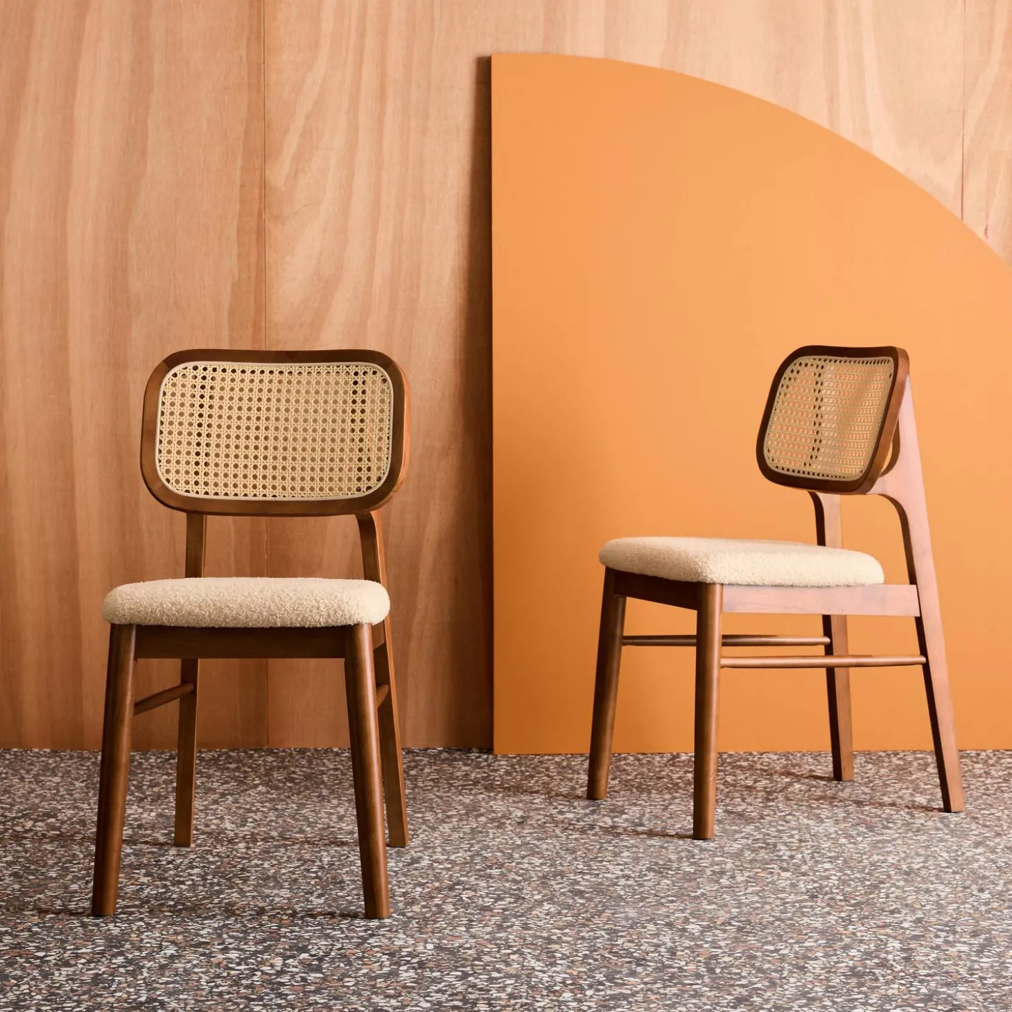 Stoel van walnootkleurig hout rotan en bouclé (set van 2)