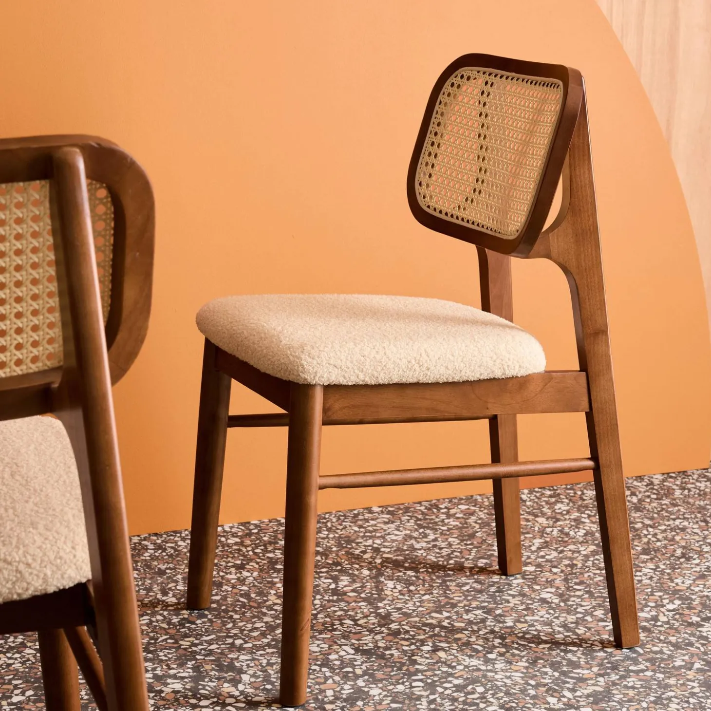 Stoel van walnootkleurig hout rotan en bouclé (set van 2)