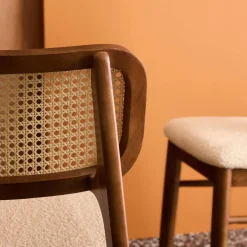 Stoel van walnootkleurig hout rotan en bouclé (set van 2)