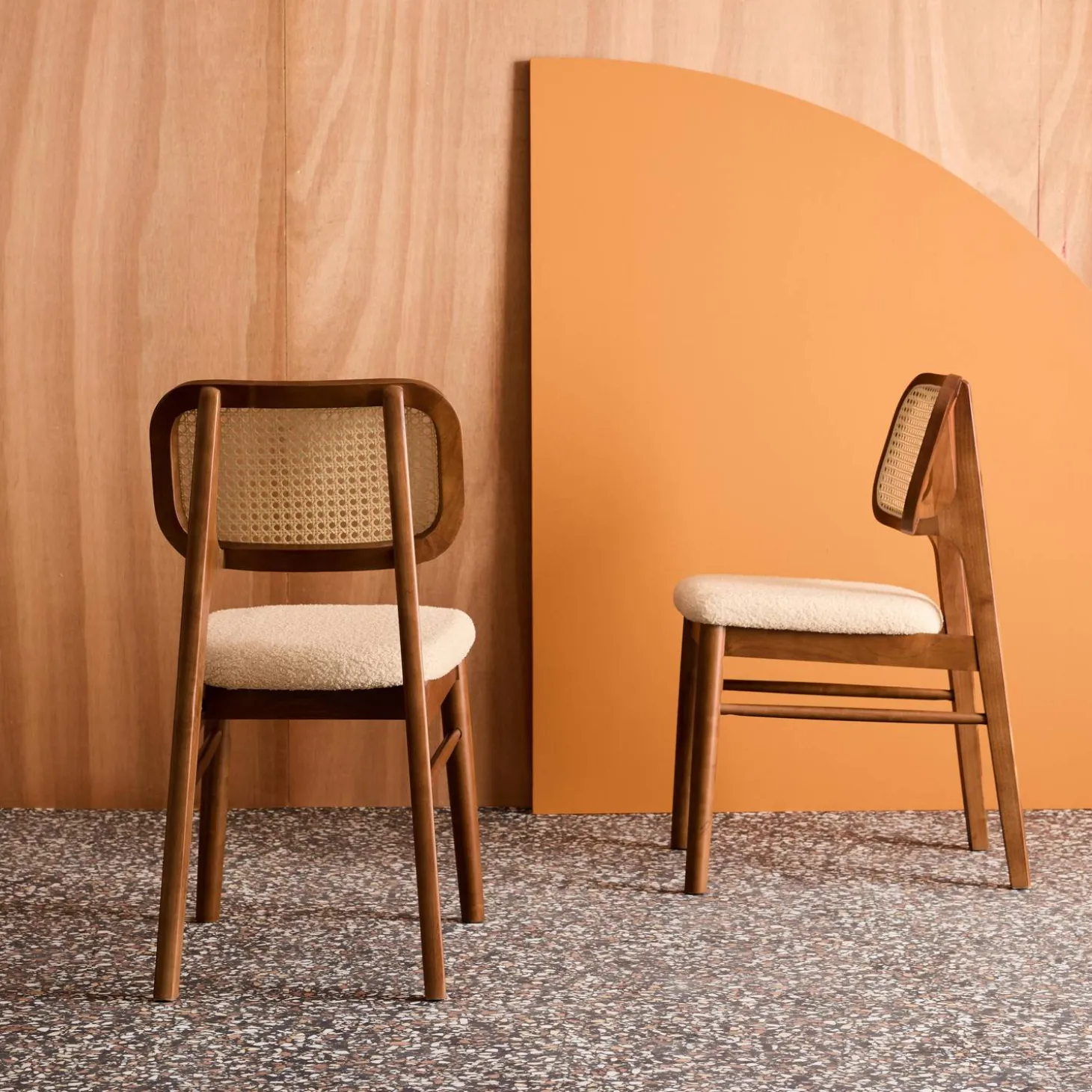 Stoel van walnootkleurig hout rotan en bouclé (set van 2)