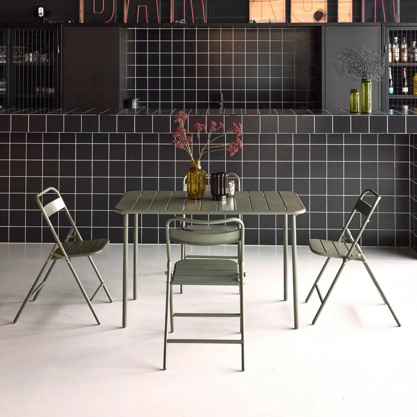 Tuintafel + 4 opklapbare stoelen metaal