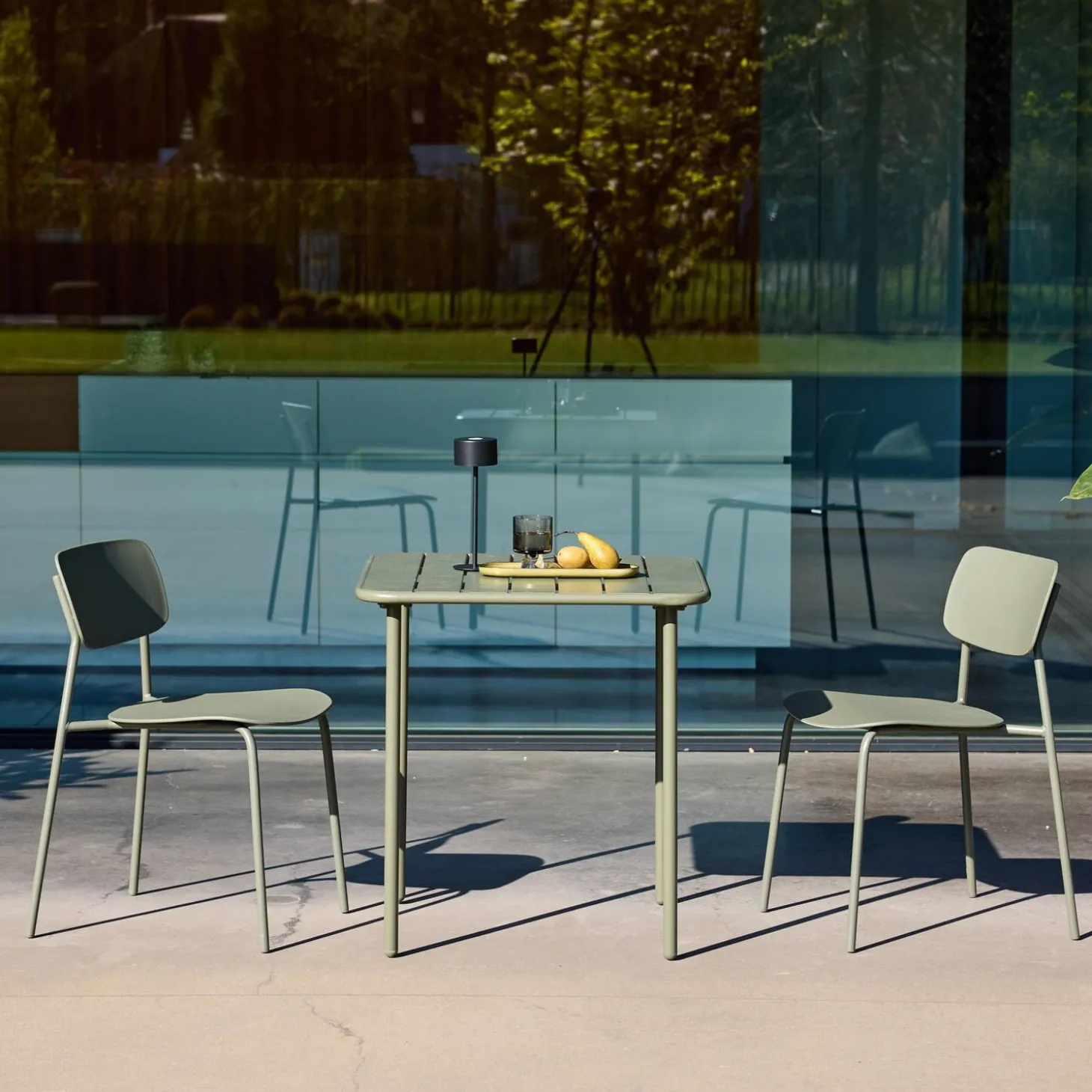 Tuintafel + 2 stoelen metaal