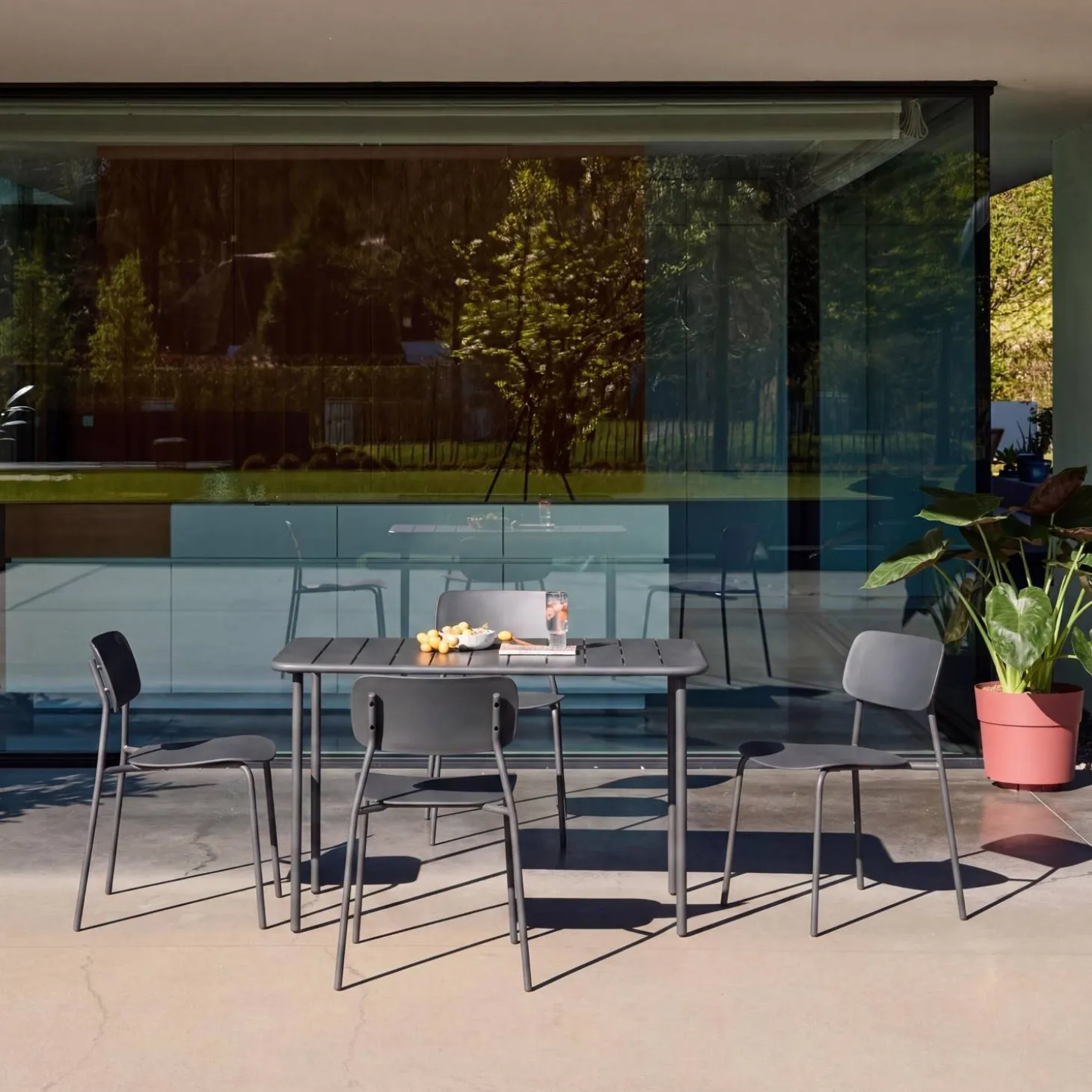 Tuintafel + 4 stoelen metaal