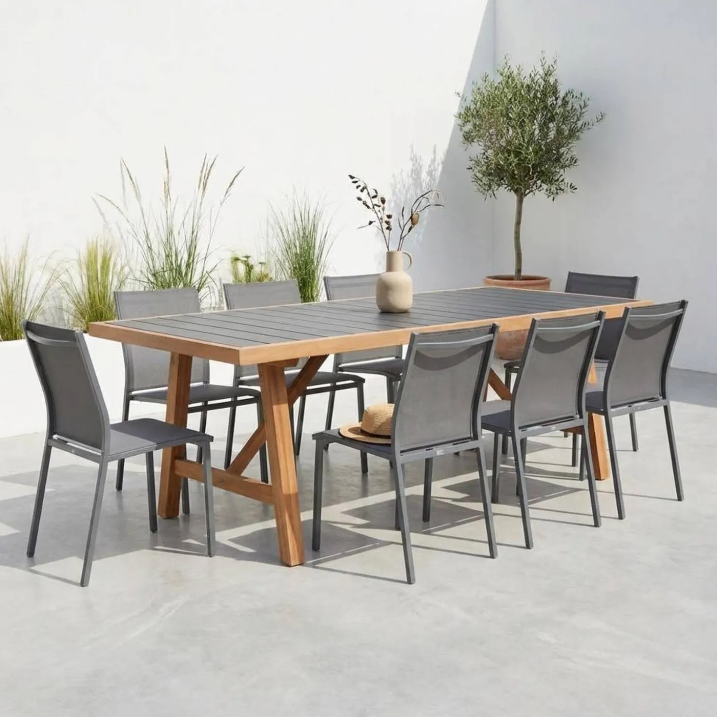 Tuintafel van hout en aluminium met 8 stoelen