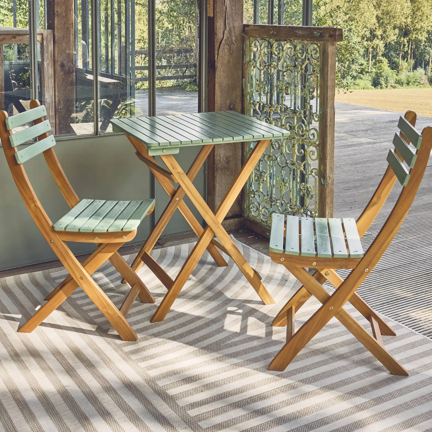 Tuintafel van hout met 2 opklapbare stoelen