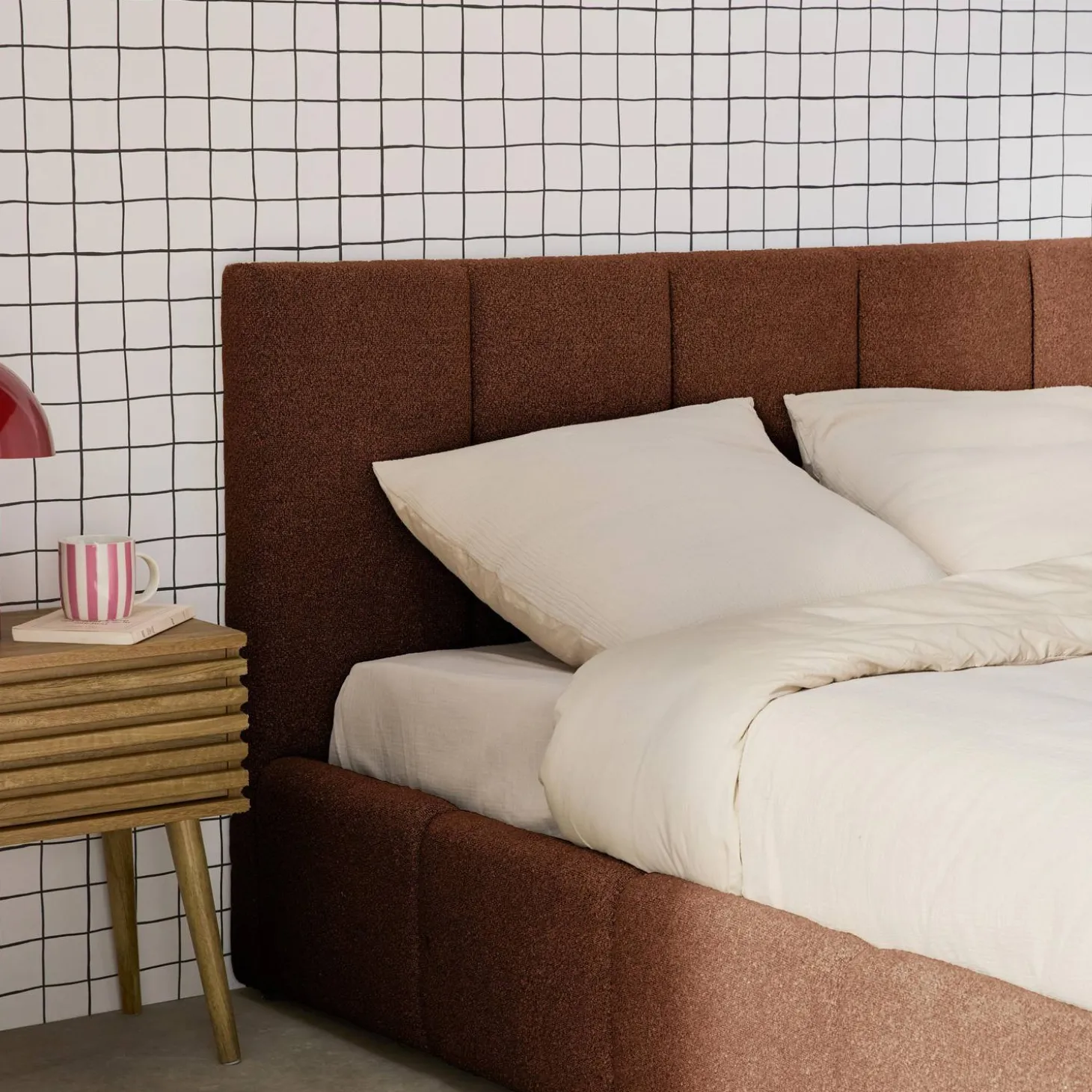 Tweepersoonsbed 160x200cm met opbergbox lattenbodem en hoofdbord in getextureerde bouclé