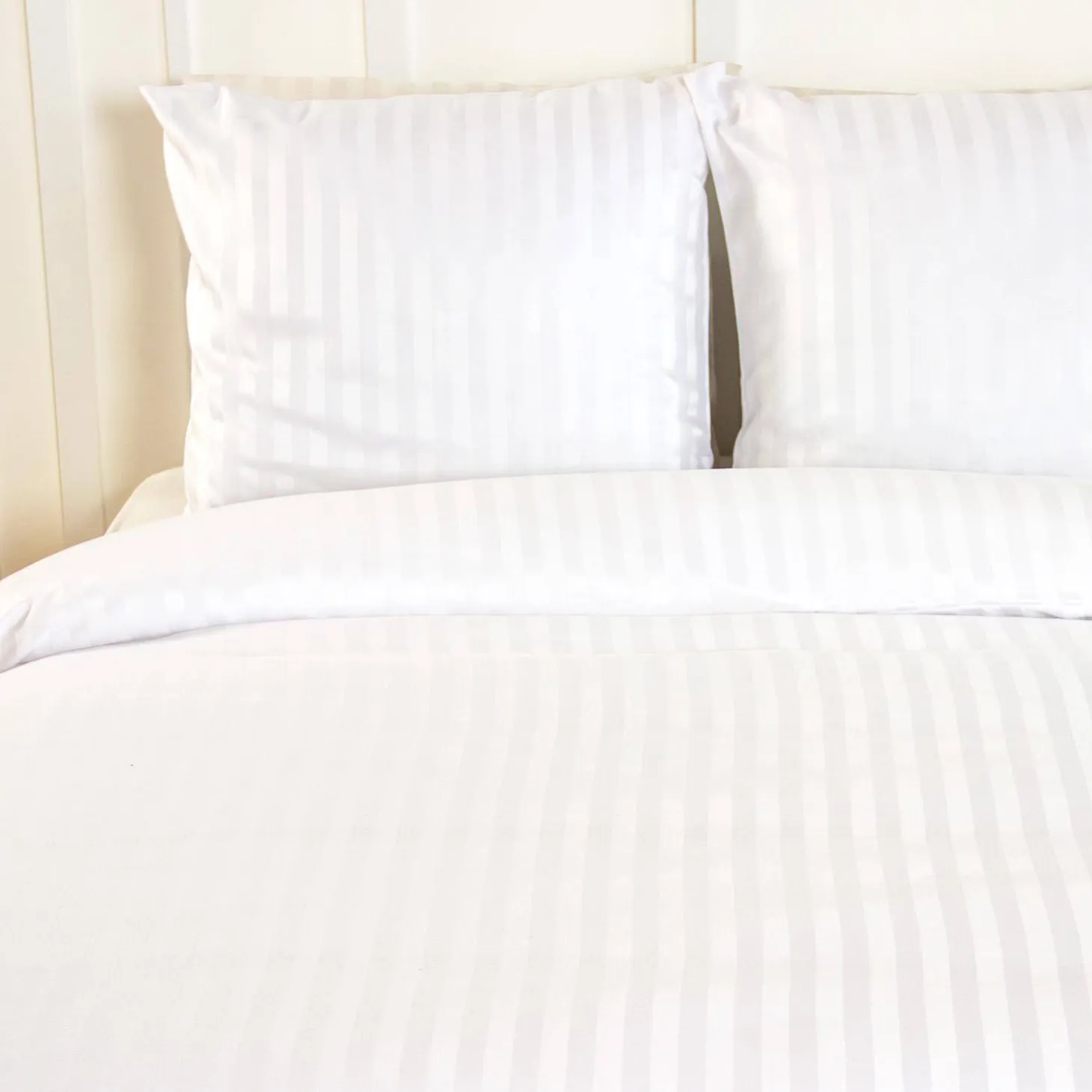 Tweepersoons polyester satijn-effect beddengoed met fijne strepen wit