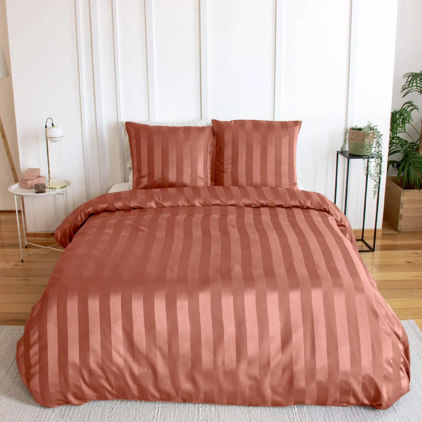 Tweepersoons polyester satijn-effect beddengoed met fijne strepen rood