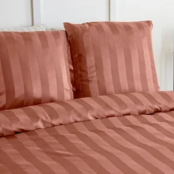 Tweepersoons polyester satijn-effect beddengoed met fijne strepen rood