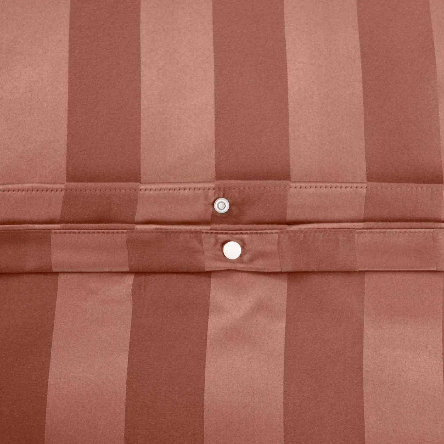 Tweepersoons polyester satijn-effect beddengoed met fijne strepen rood