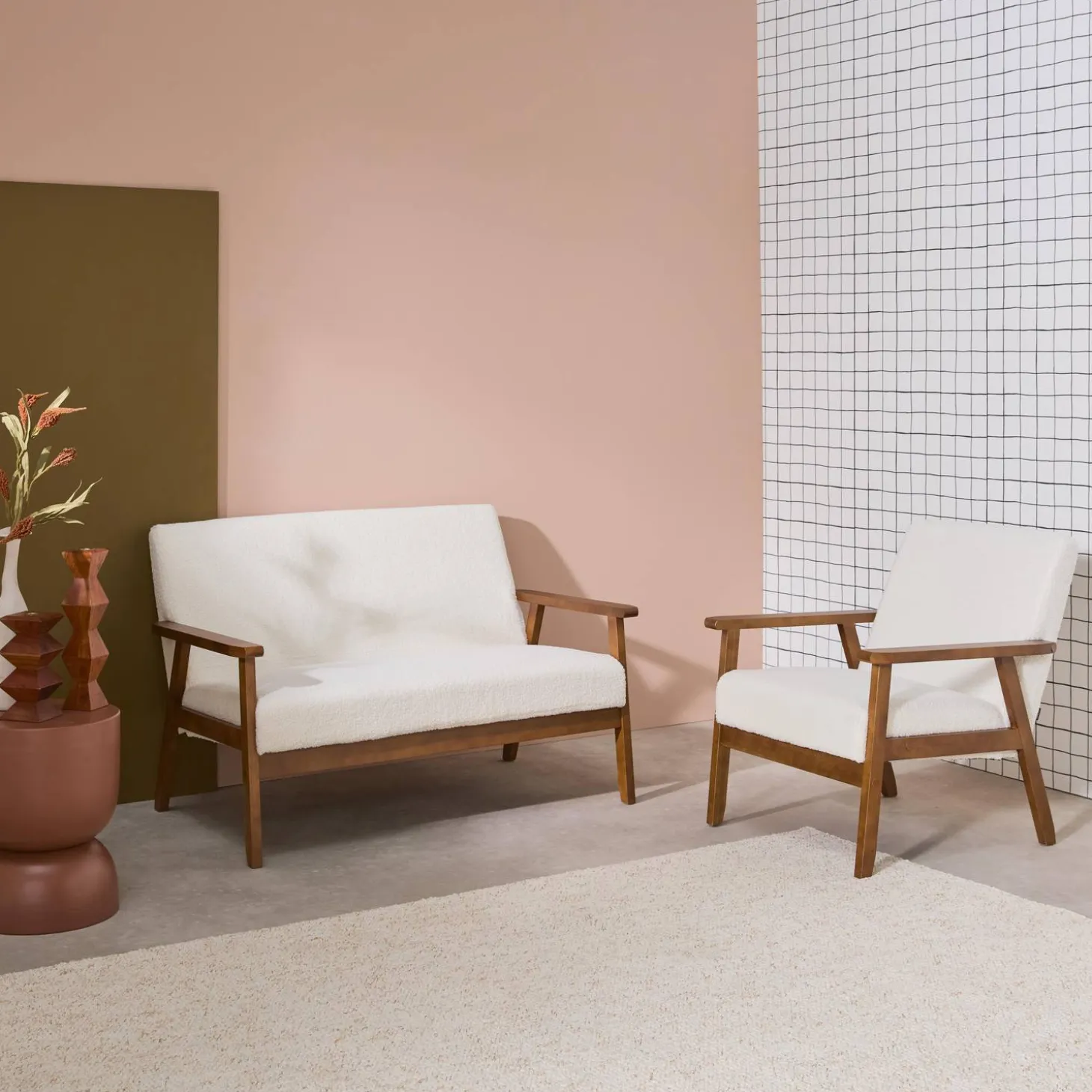 Tweezits bankje en fauteuil met walnootkleurig hout en bouclé zitting