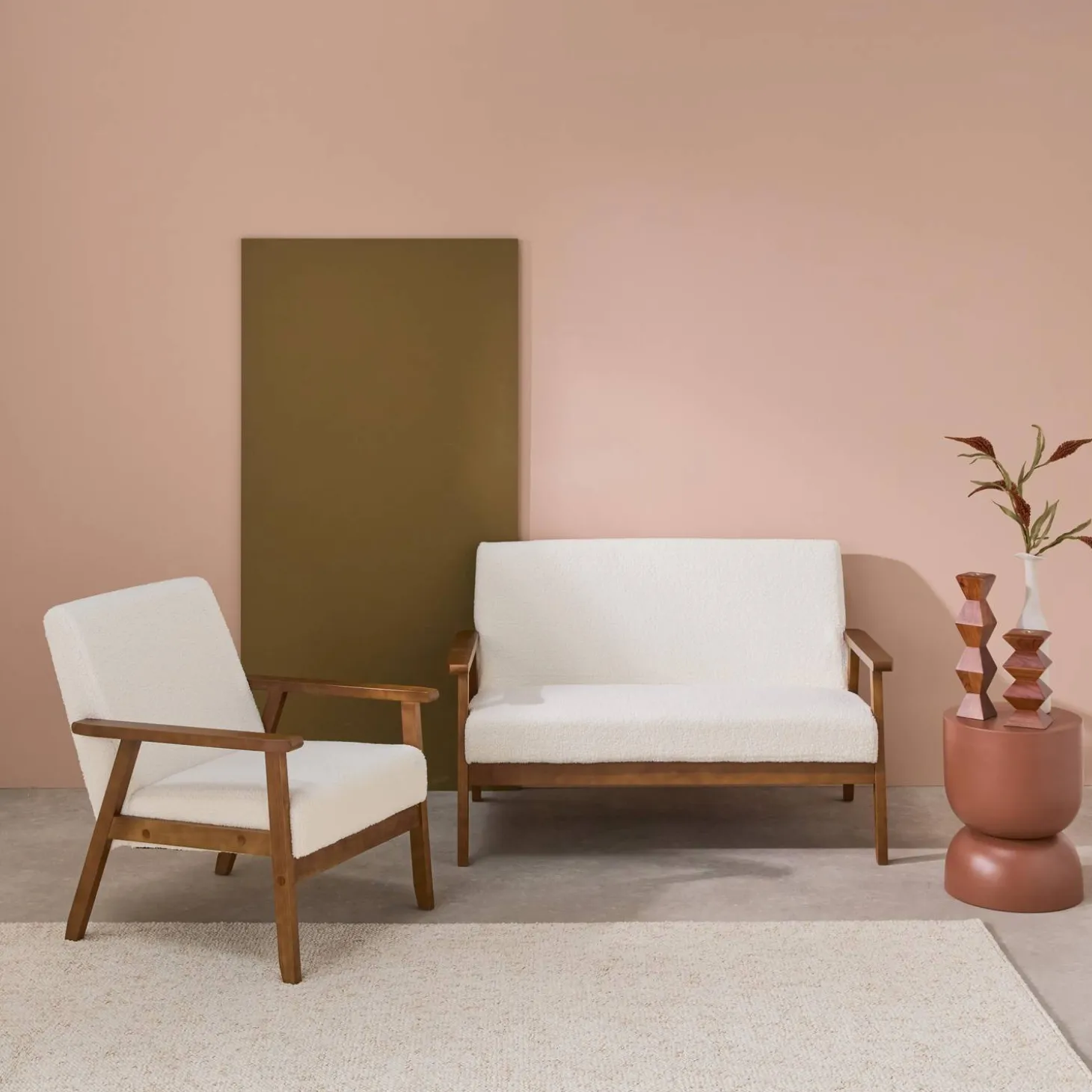 Tweezits bankje en fauteuil met walnootkleurig hout en bouclé zitting