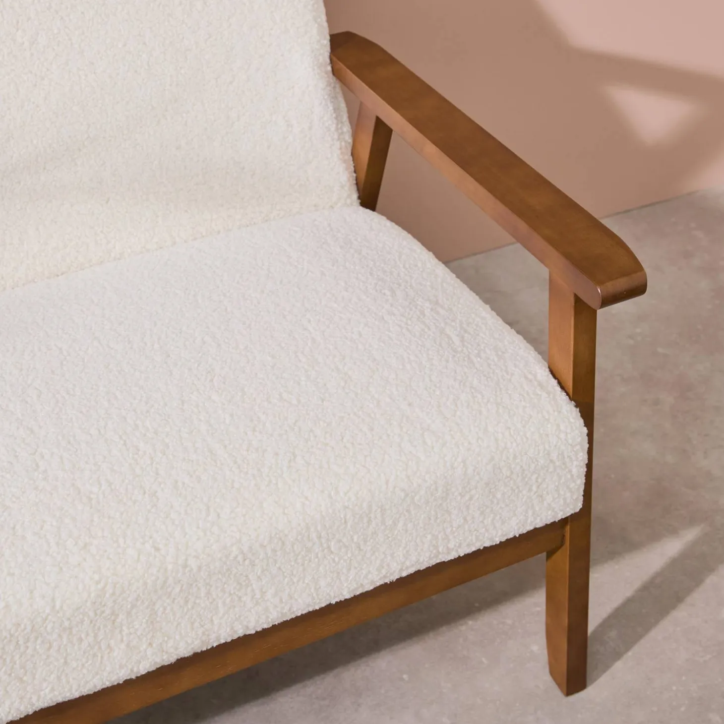 Tweezits bankje en fauteuil met walnootkleurig hout en bouclé zitting