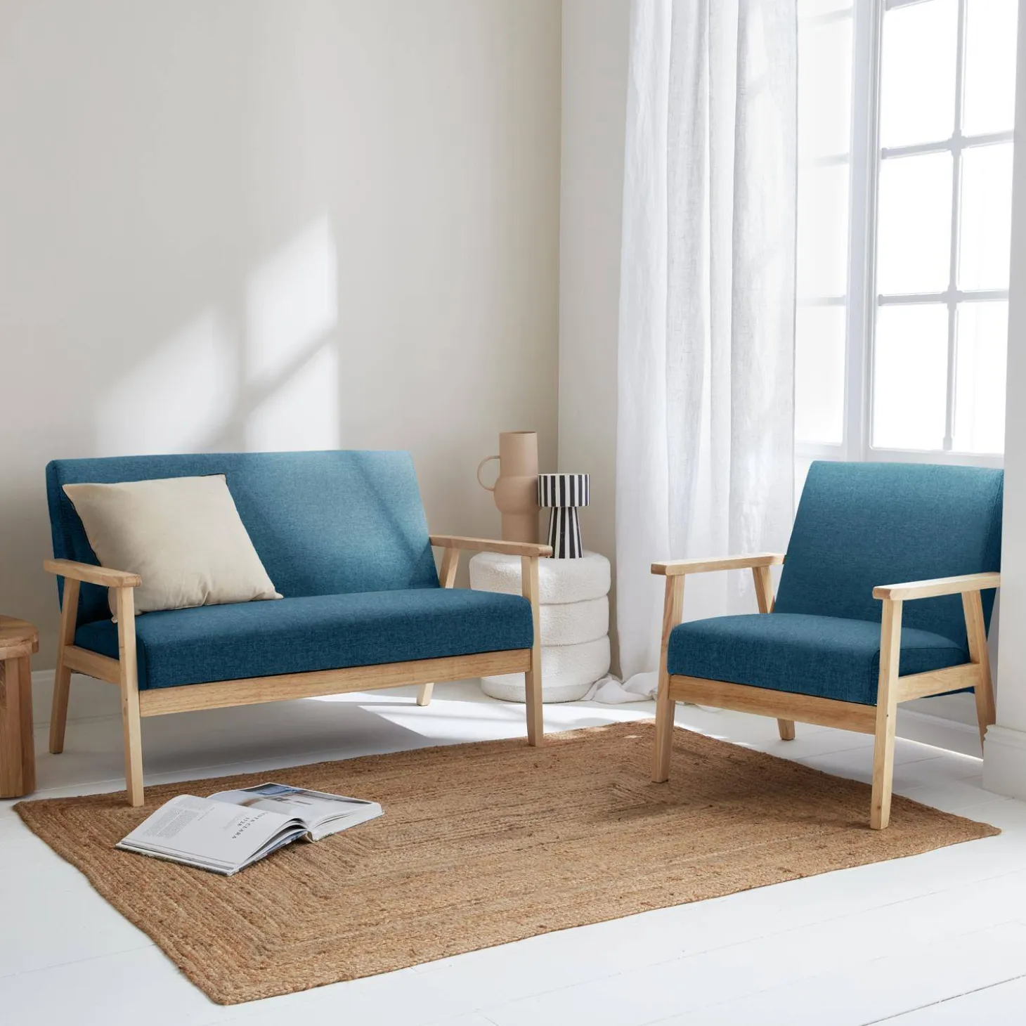 Tweezits bankje en fauteuil van hout met stoffen zitting