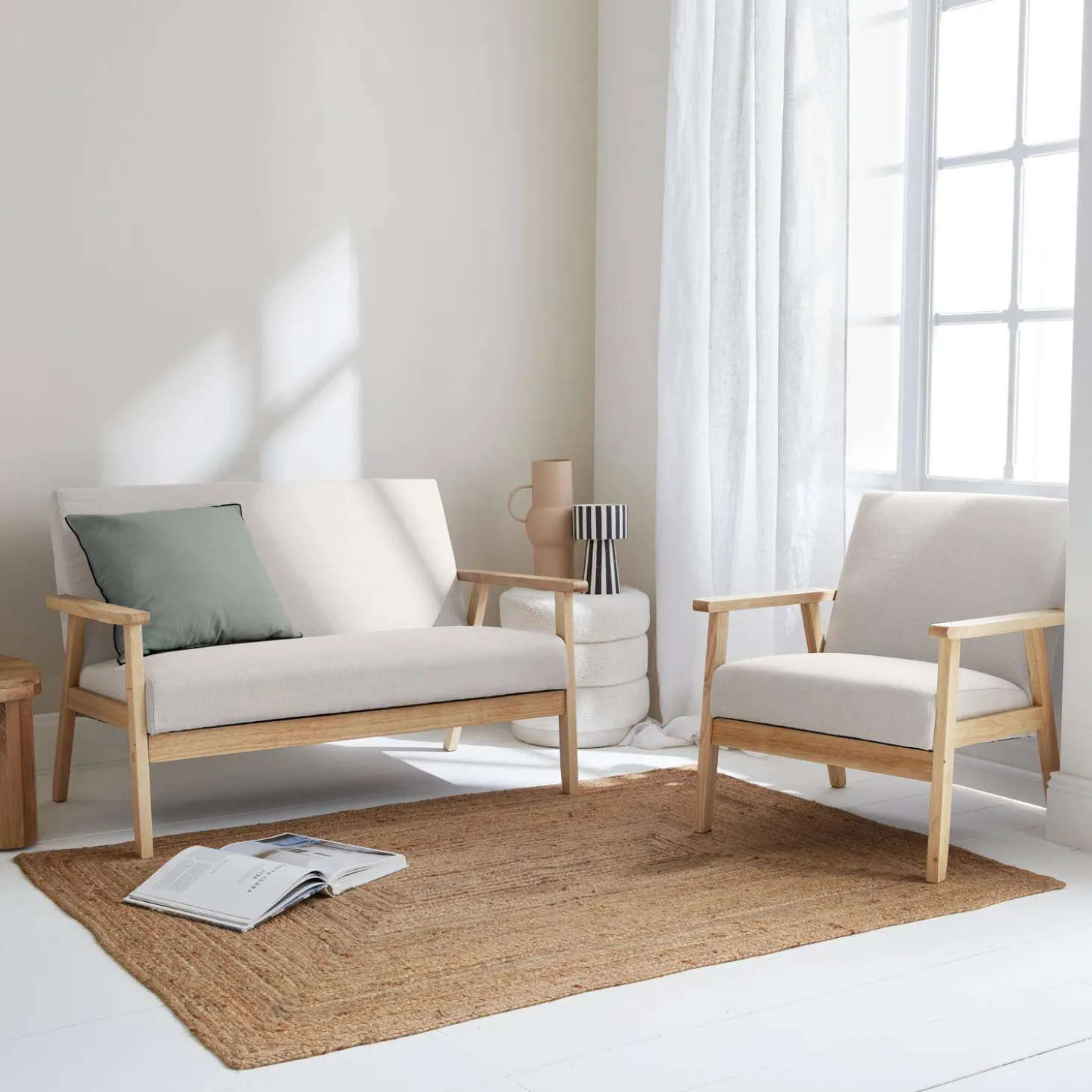 Tweezits bankje en fauteuil van hout met stoffen zitting