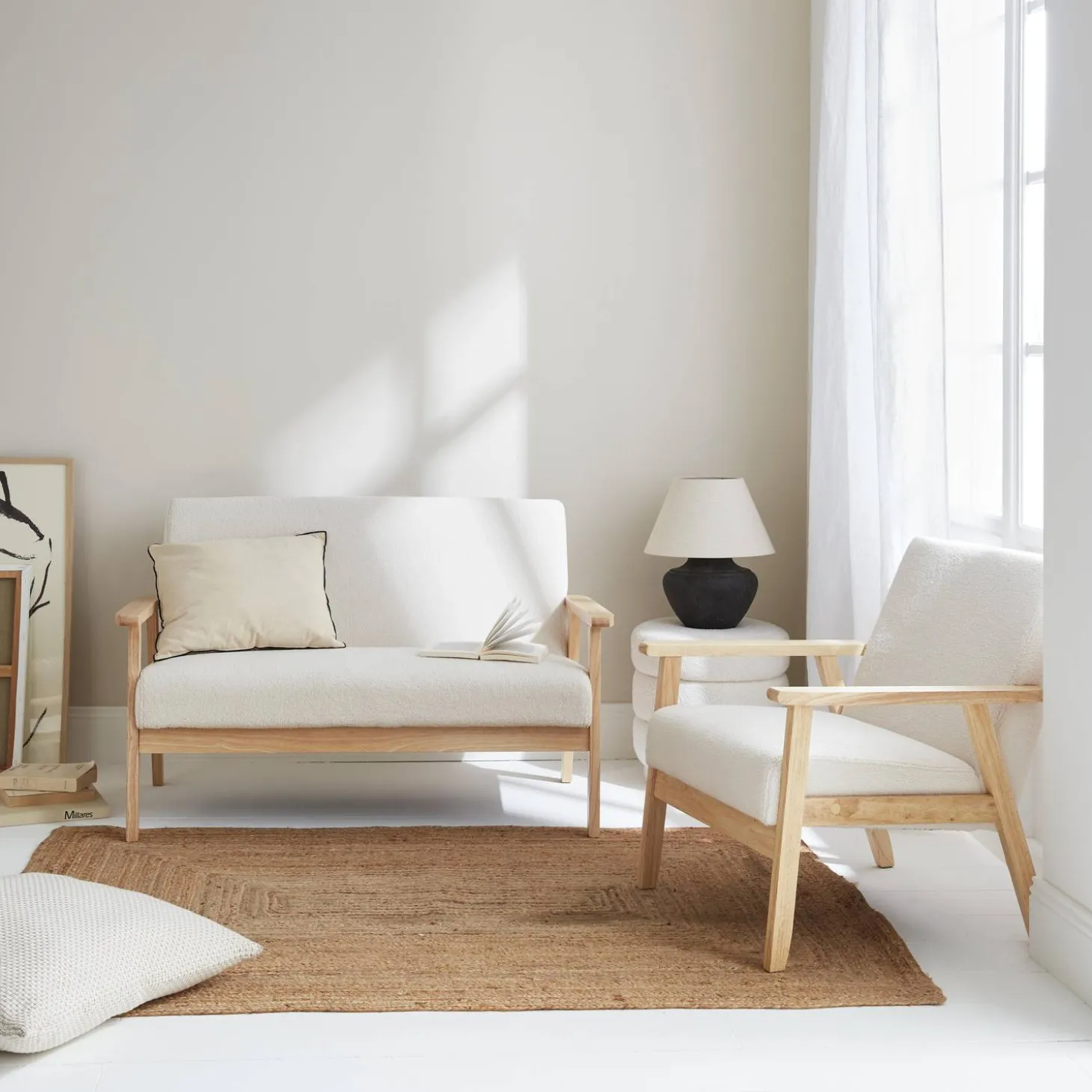 Tweezits bankje en fauteuil van hout met bouclé zitting