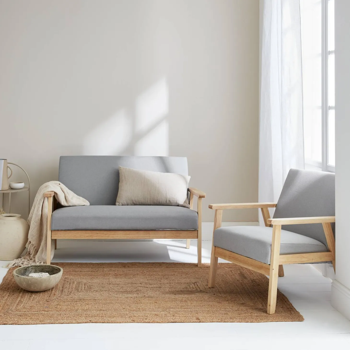 Tweezits bankje en fauteuil van hout met stoffen zitting