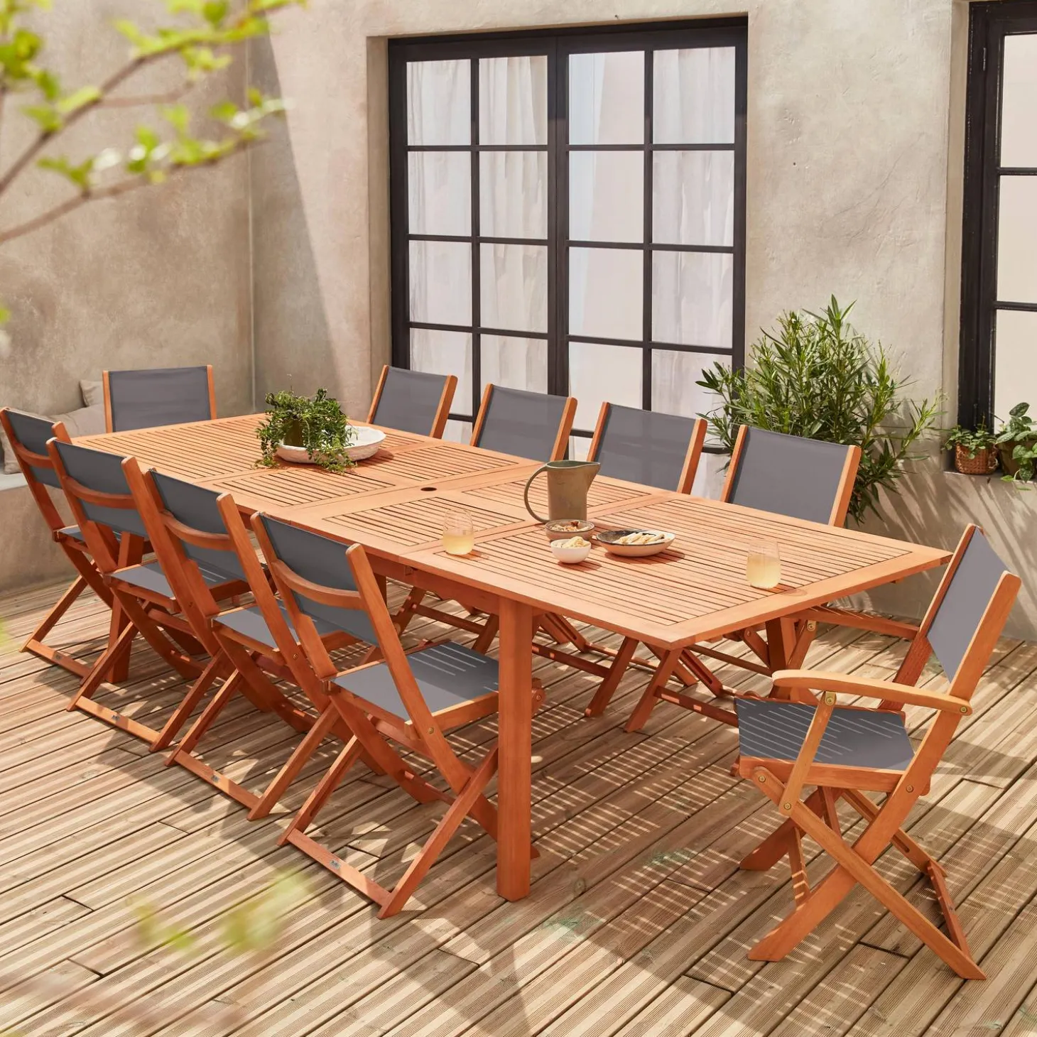 Uitschuifbare houten tuintafel met 10 stoelen