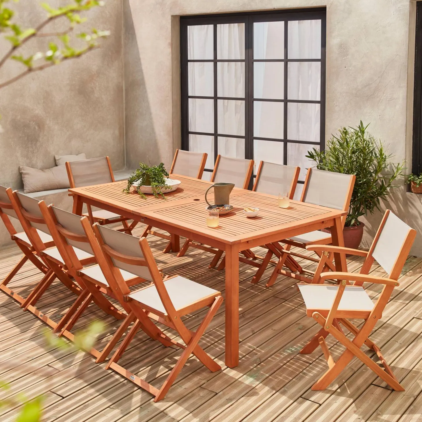 Uitschuifbare houten tuintafel met 10 stoelen