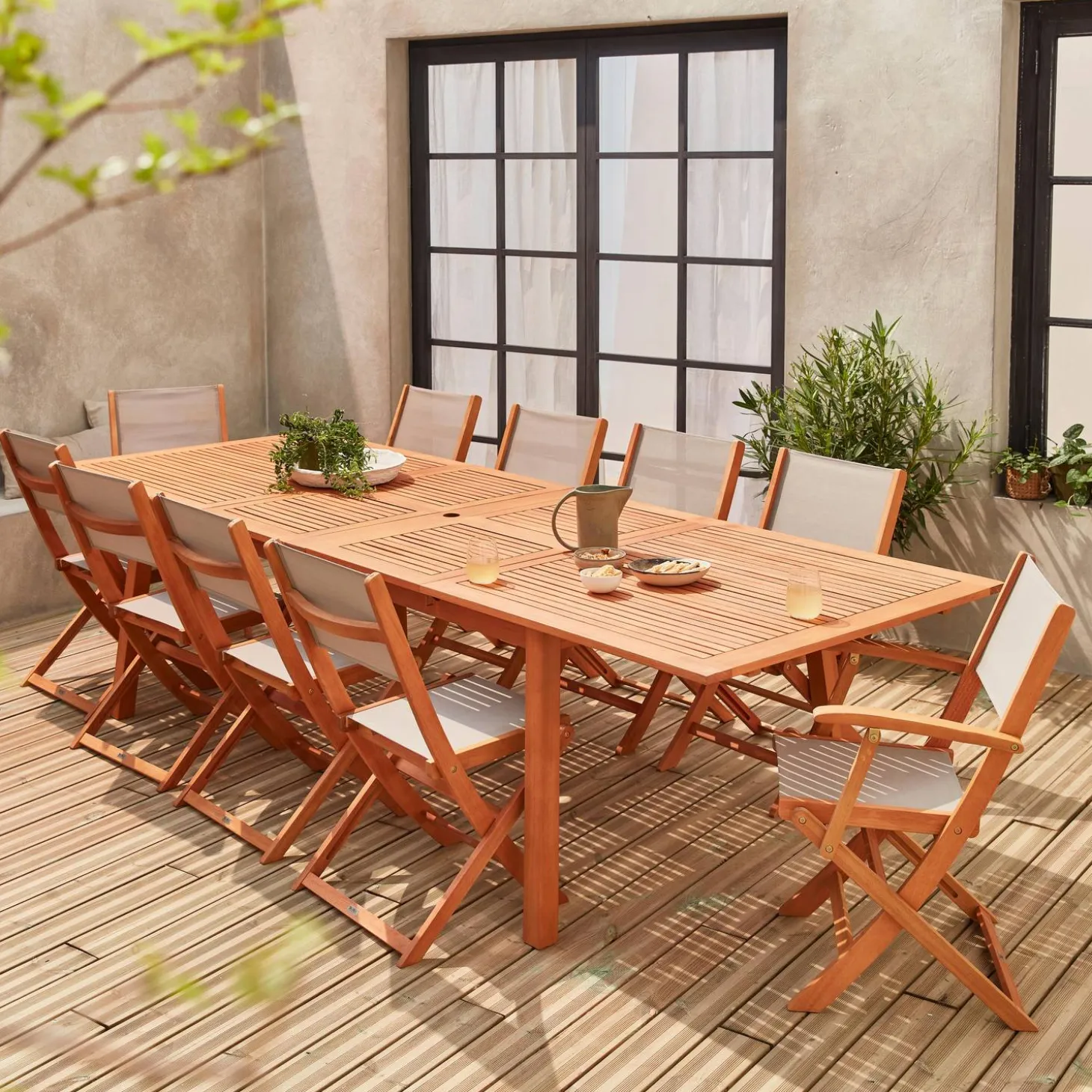 Uitschuifbare houten tuintafel met 10 stoelen