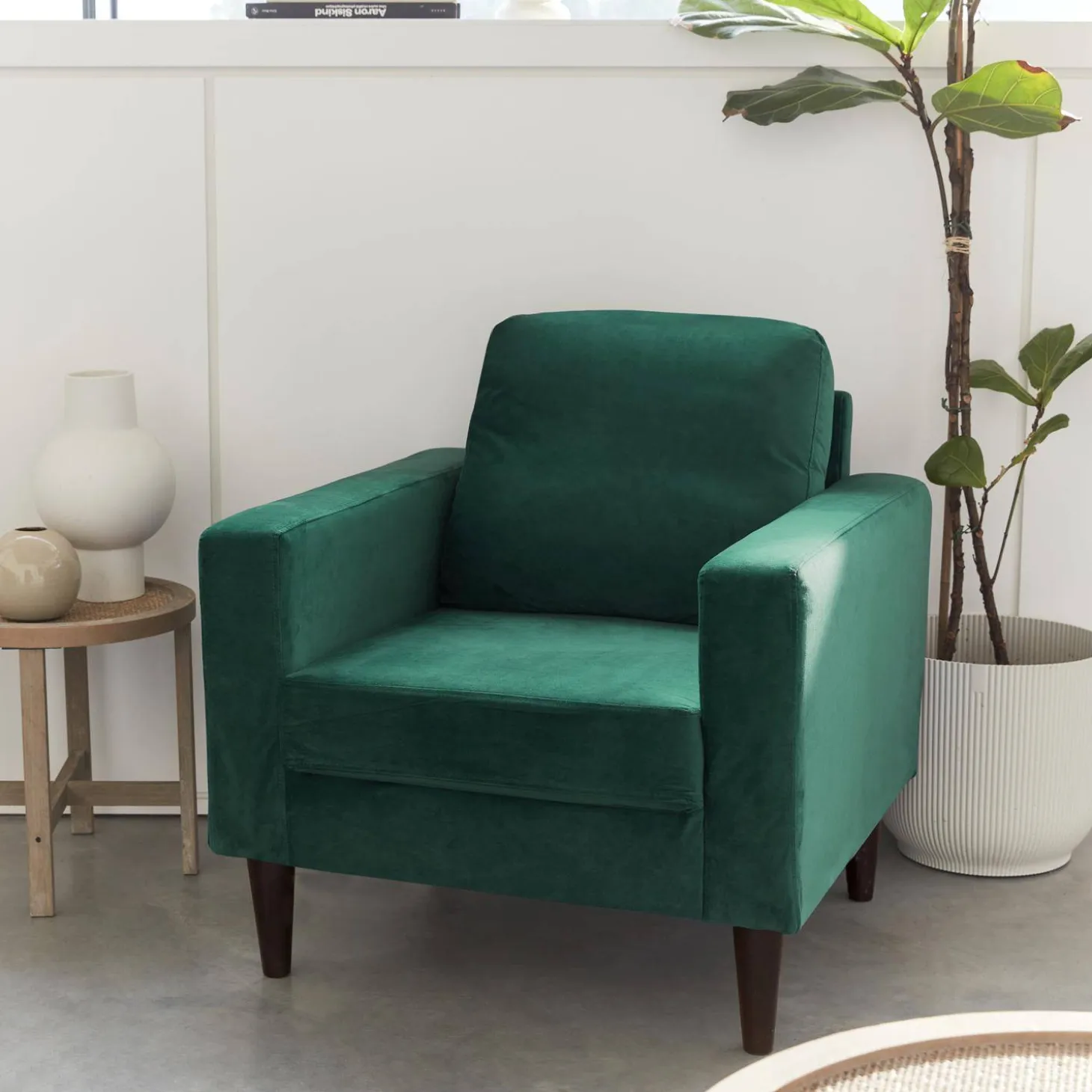 Velours fauteuil met houten poten