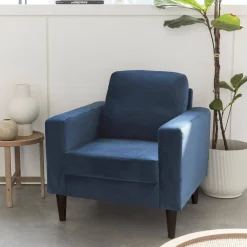 Velours fauteuil met houten poten