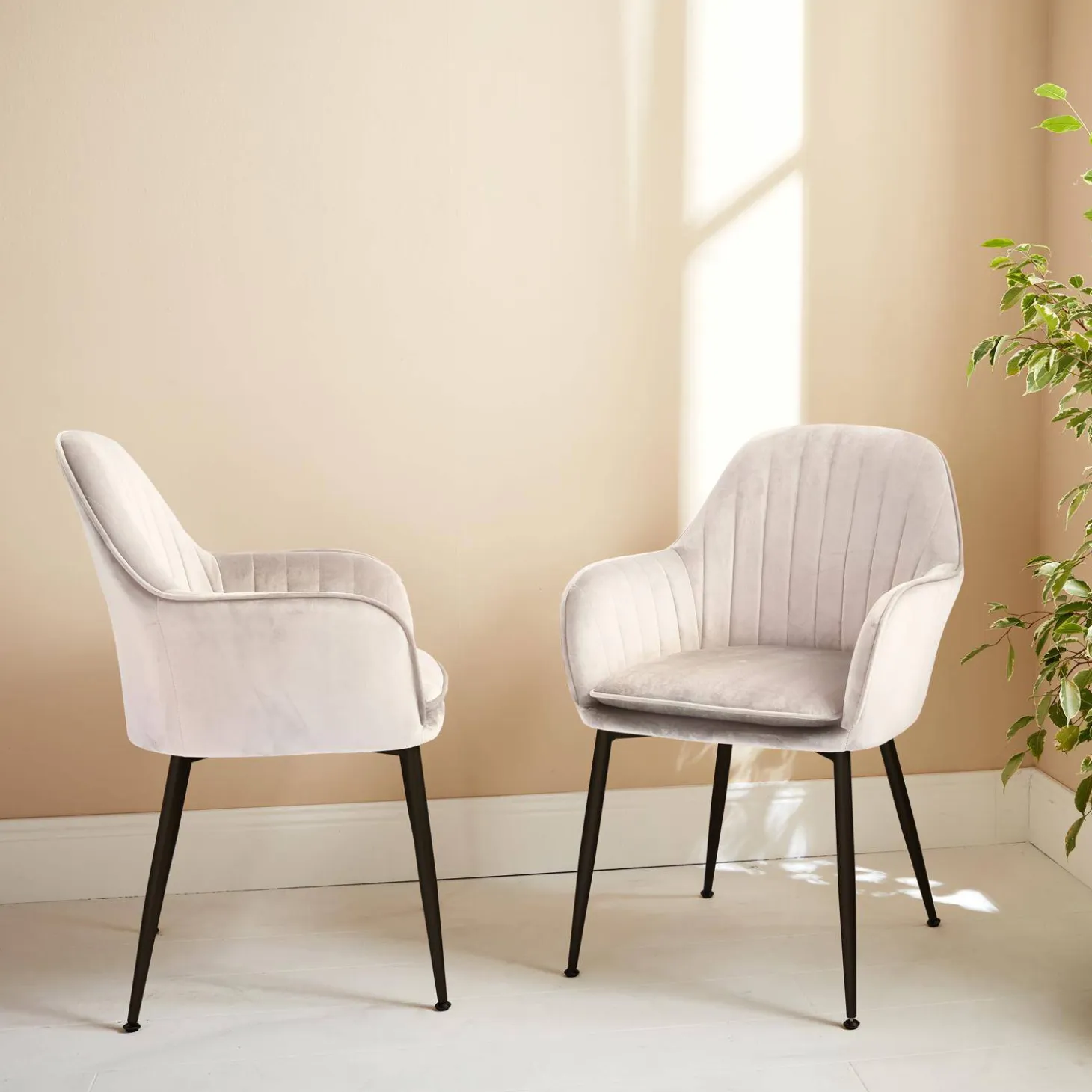 Velours fauteuil met metalen poten (set van 2)