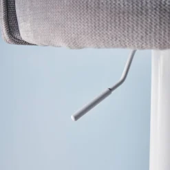 Verstelbare stoffen barstoel met witte metalen basis (set van 2)