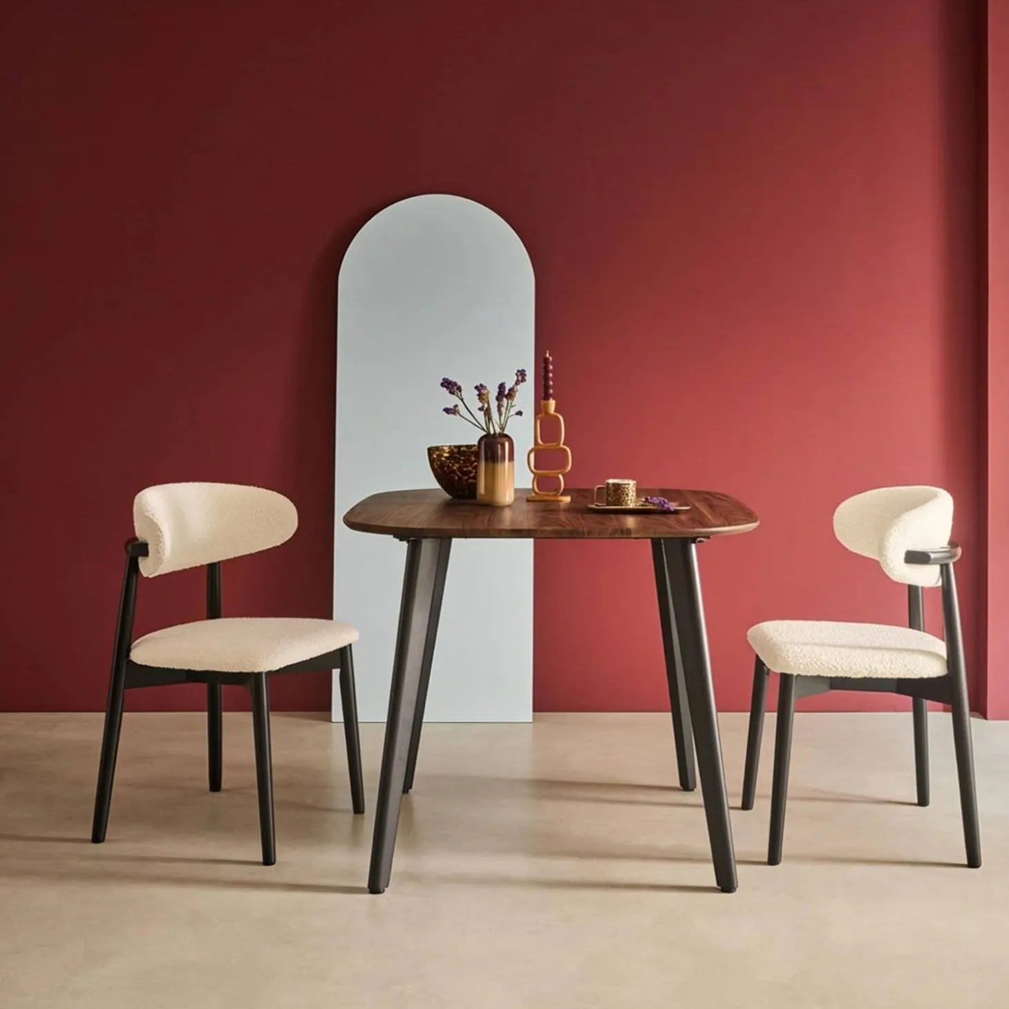 Vierkante eettafel met houteffect en zwarte metalen poten voor 4 personen