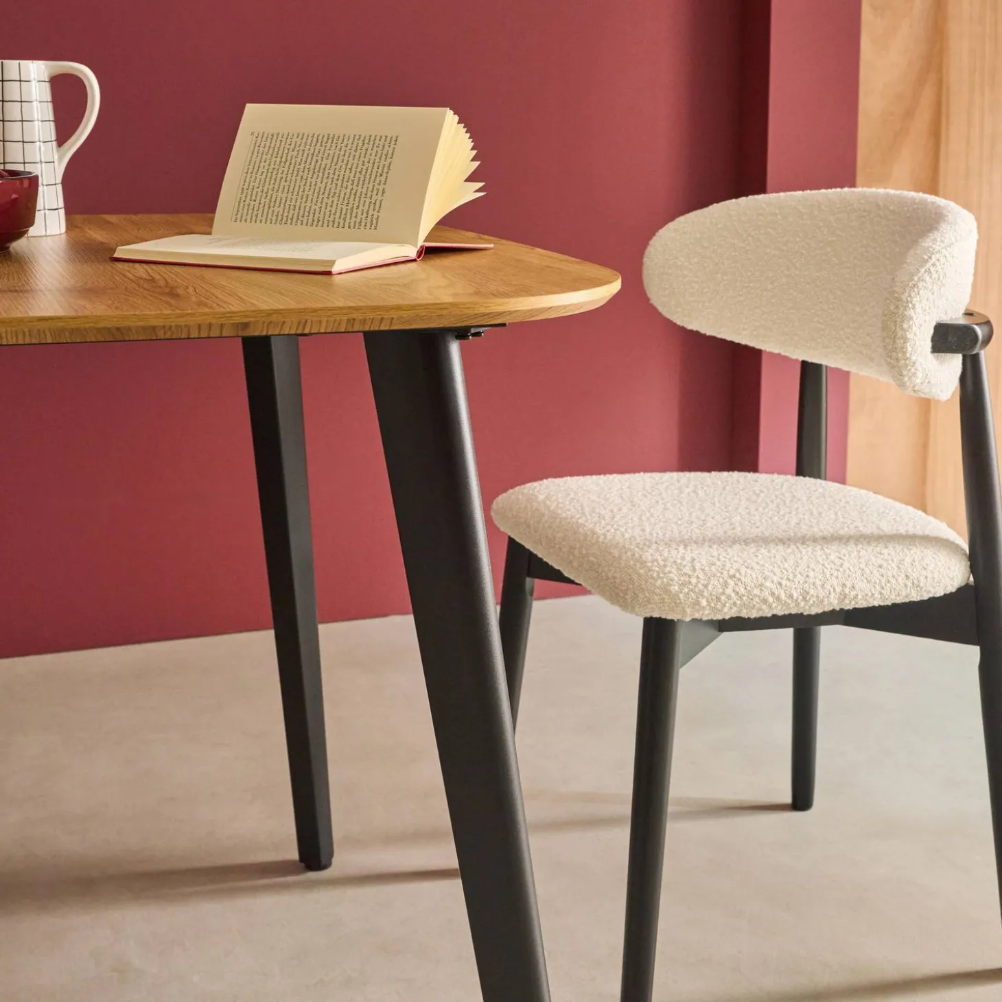 Vierkante eettafel met houteffect en zwarte metalen poten voor 4 personen