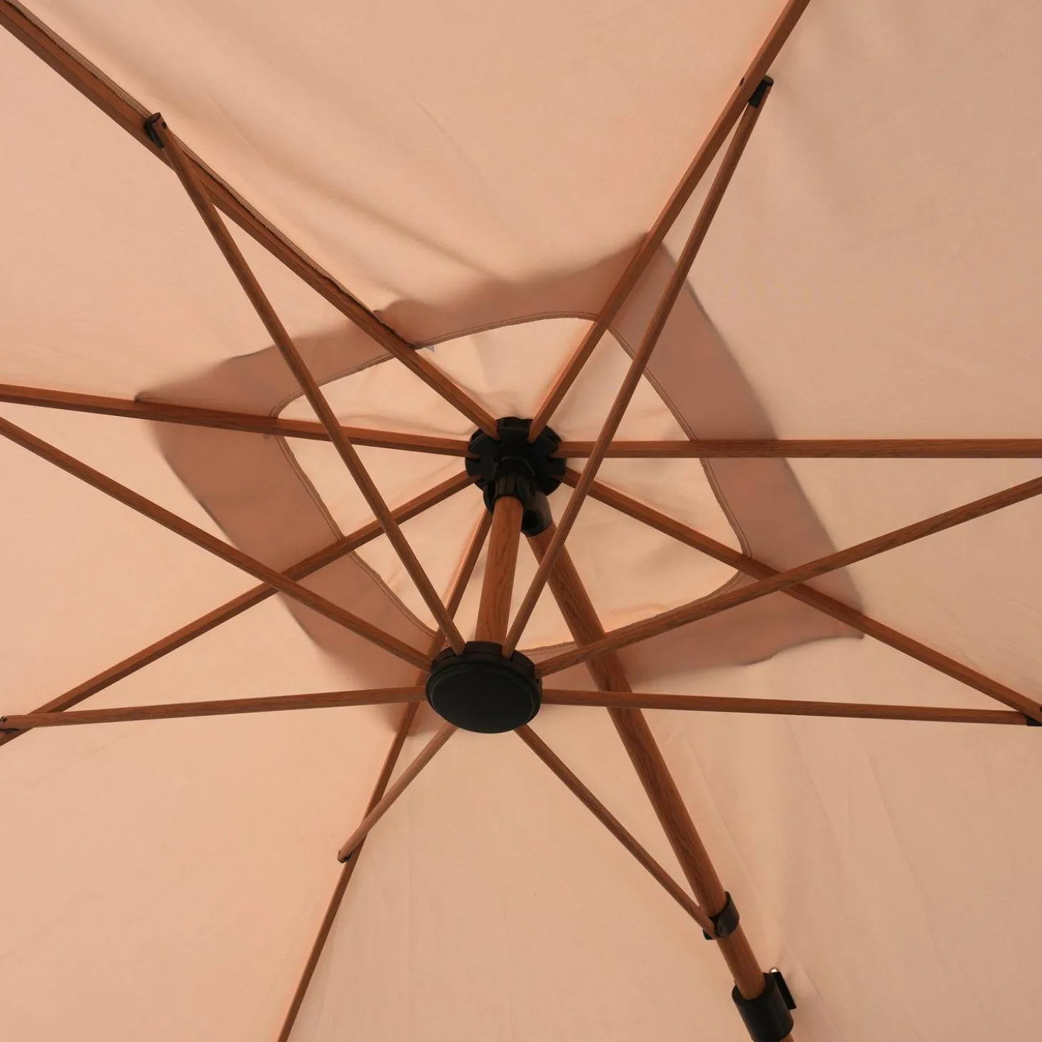 Vierkante zweefparasol 3x3m met houteffect mast + ballasttegels 50x50cm