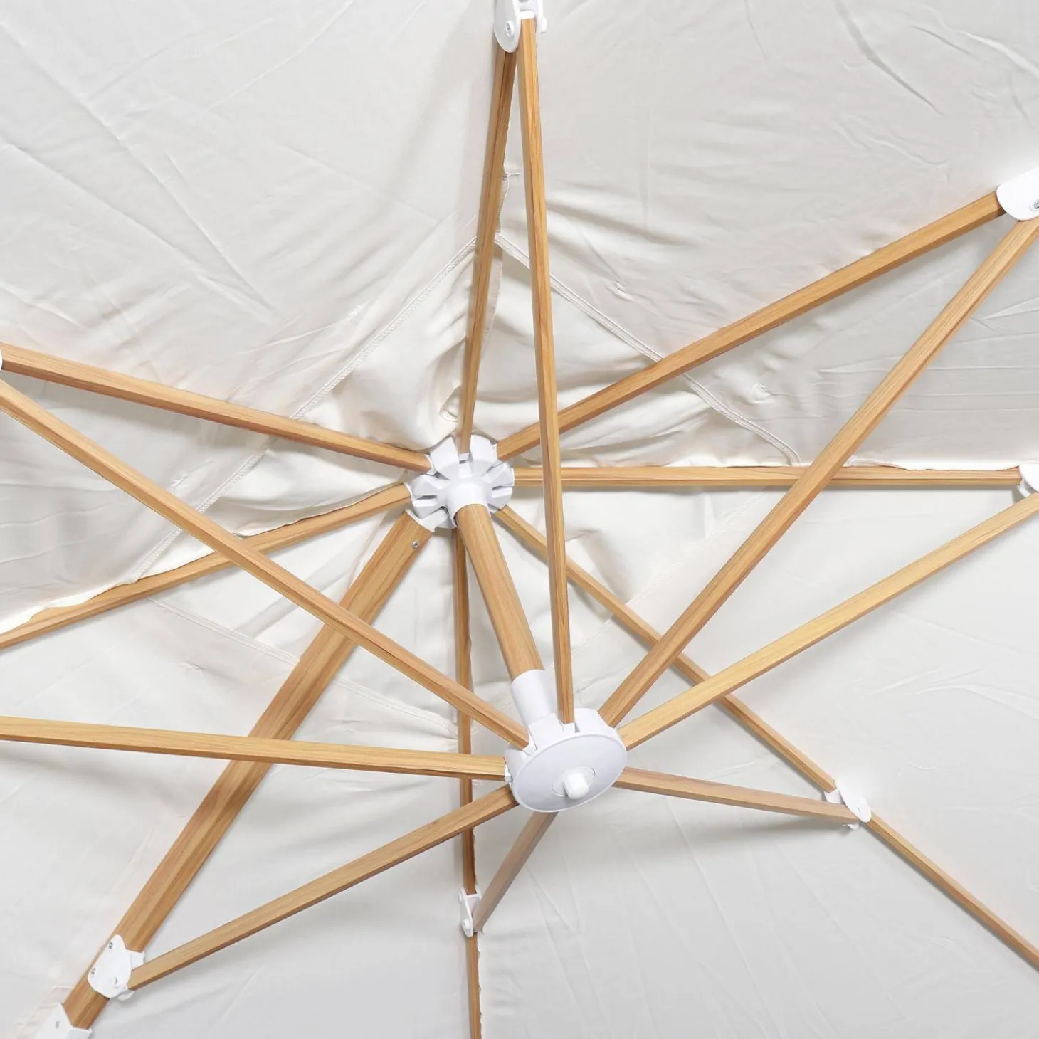 Vierkante zweefparasol 3x3m + set van 4 verzwaarde tegels 50x50cm