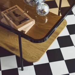 Vintage salontafel in zwart metaal met bladen van glas en houtdecor