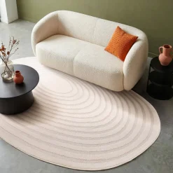 Vloerkleed in de vorm van een kiezelsteen met crèmekleurig cirkelpatroon voor binnen