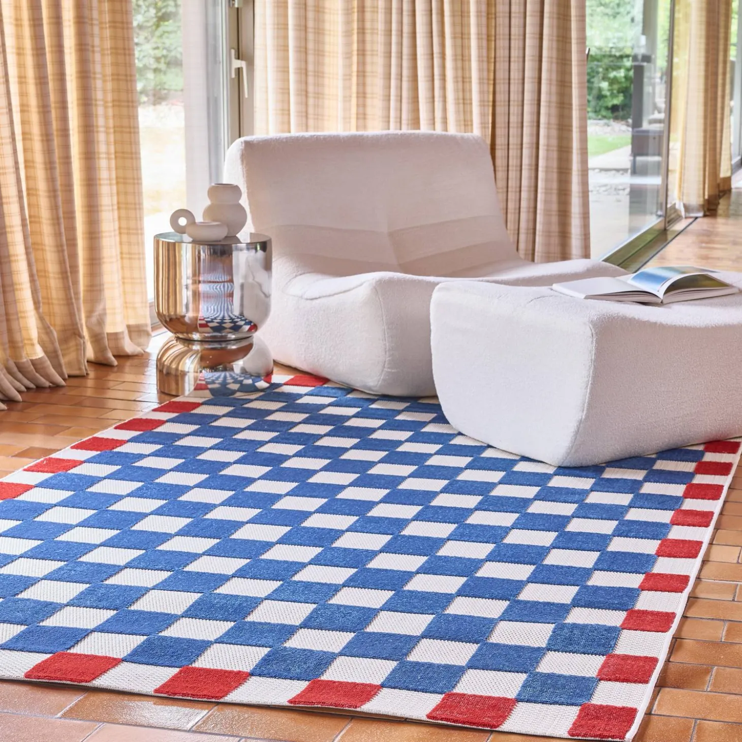 Vloerkleed voor binnen en buiten met rood en blauw dambord patroon