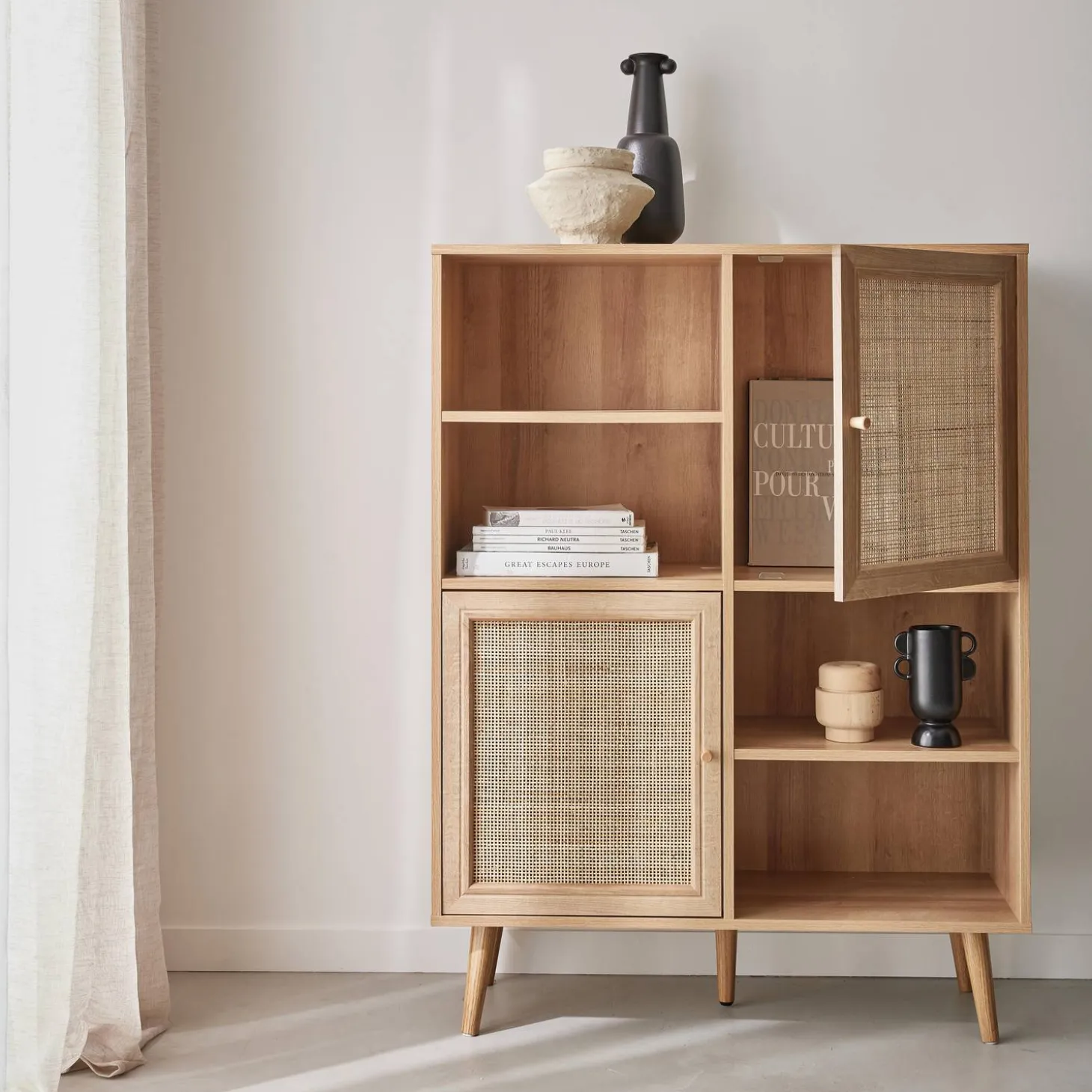 Wandkast met 2 deuren 4 open vakken houtdecor en rotan 90cm